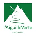 logo de l'aiguille verte : une montagne blanche sur fond vert avec des traces de ski comme un fil dans une aiguille